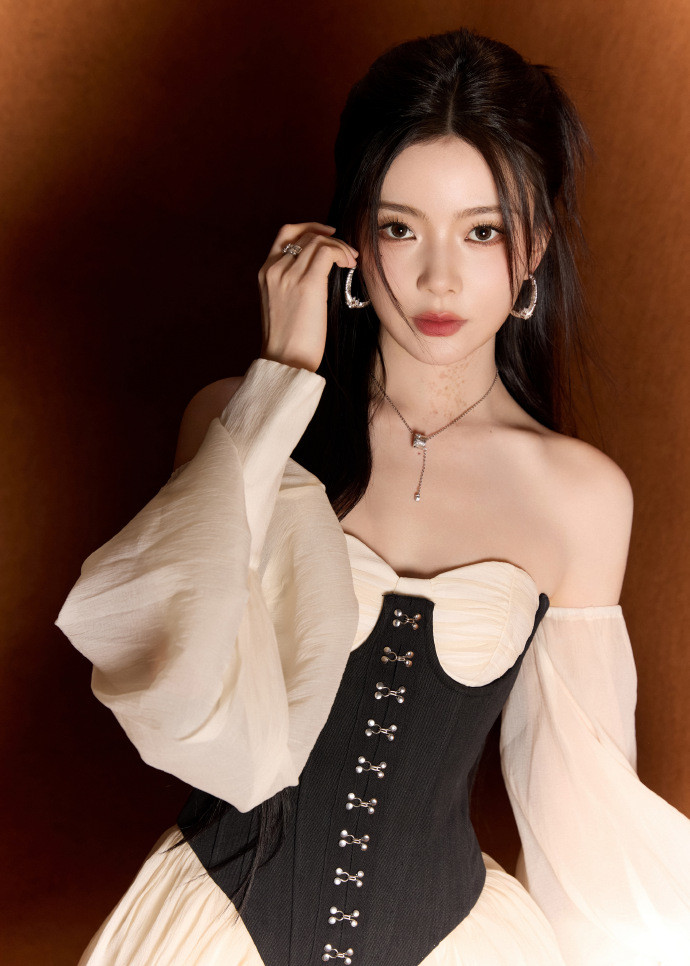 陈卓璇抹胸绣花裙，甜美风持弓搭箭间，眸光如炬，宛如精灵射手
