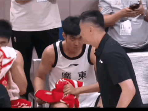 杜锋被气得差一点就咬碎了后槽牙！杜锋做梦都不会想到，在团结杯热身赛广东对阵巴