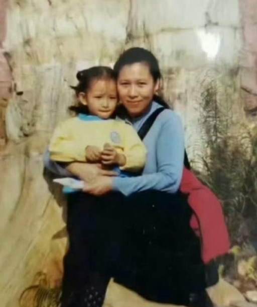 程潇现在VS小时候，衣服裤子都一模一样，神还原啊！​​​