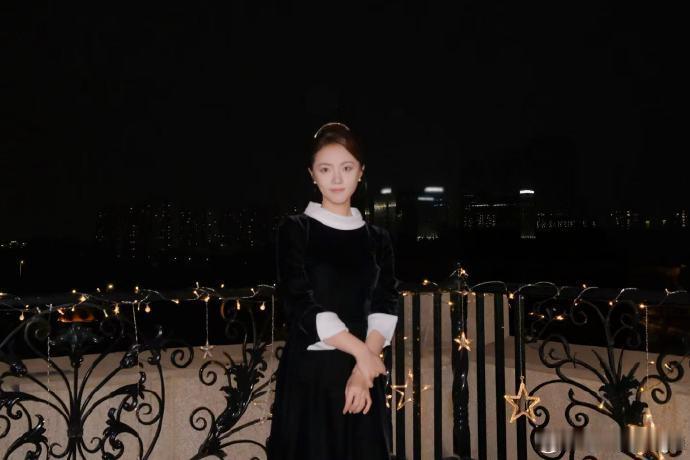 赵今麦职场穿搭美成啥了赵今麦怼脸好萌职场穿搭很美，怼脸也好萌​​​