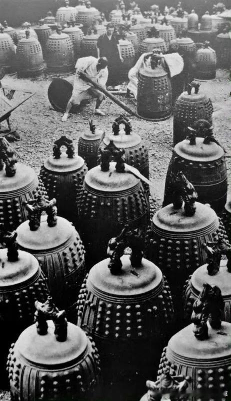 原子弹下无冤魂。1942年日本寺庙僧人捐出铜钟，熔炼后制造子弹运往中国和其他亚洲