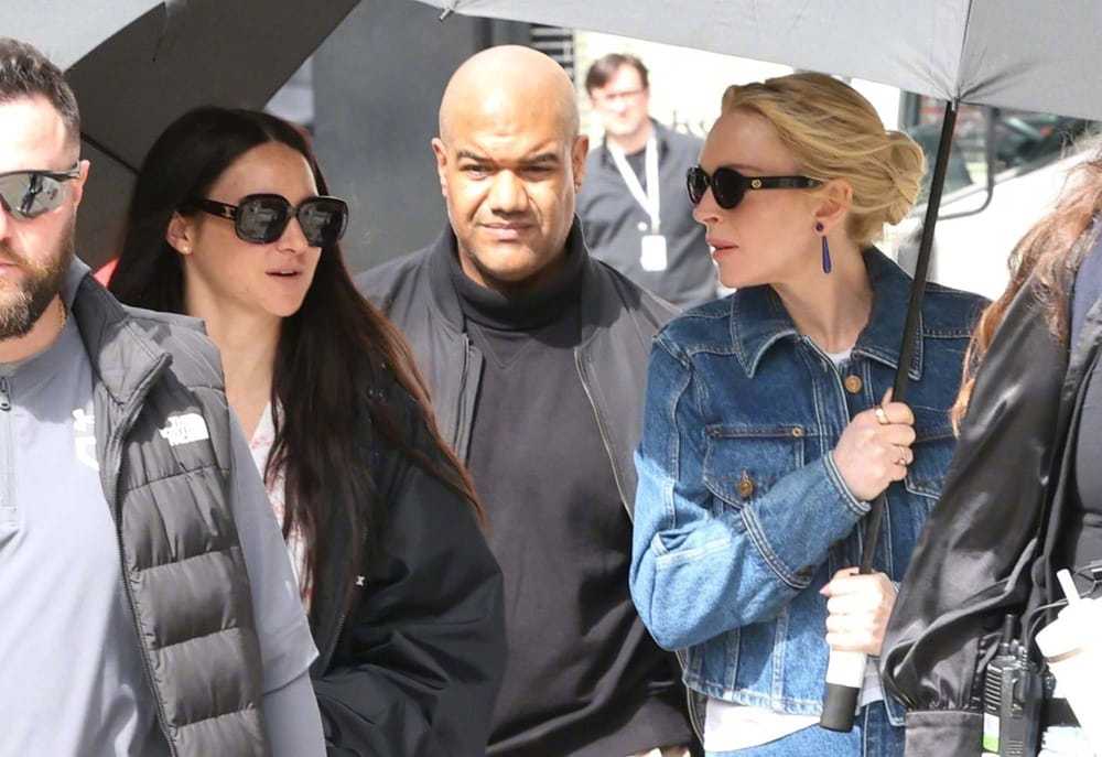 林赛·罗翰身穿条纹衬衫、黑色大衣，手提香奈儿包，抵达纽约电视剧CountMe