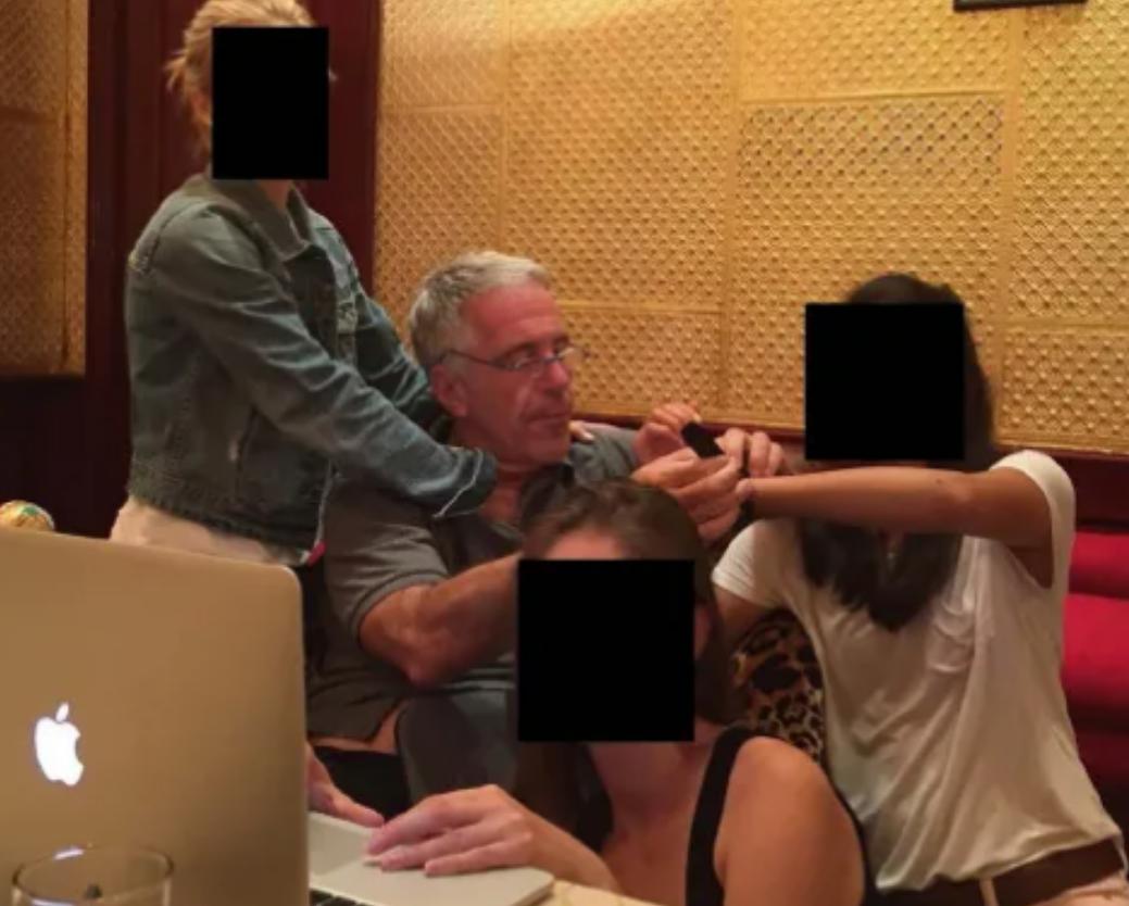 深夜那桩埋了好几年的爱泼斯坦烂事直接往热搜上扔了个“炸弹”，众议院的民主党议员突