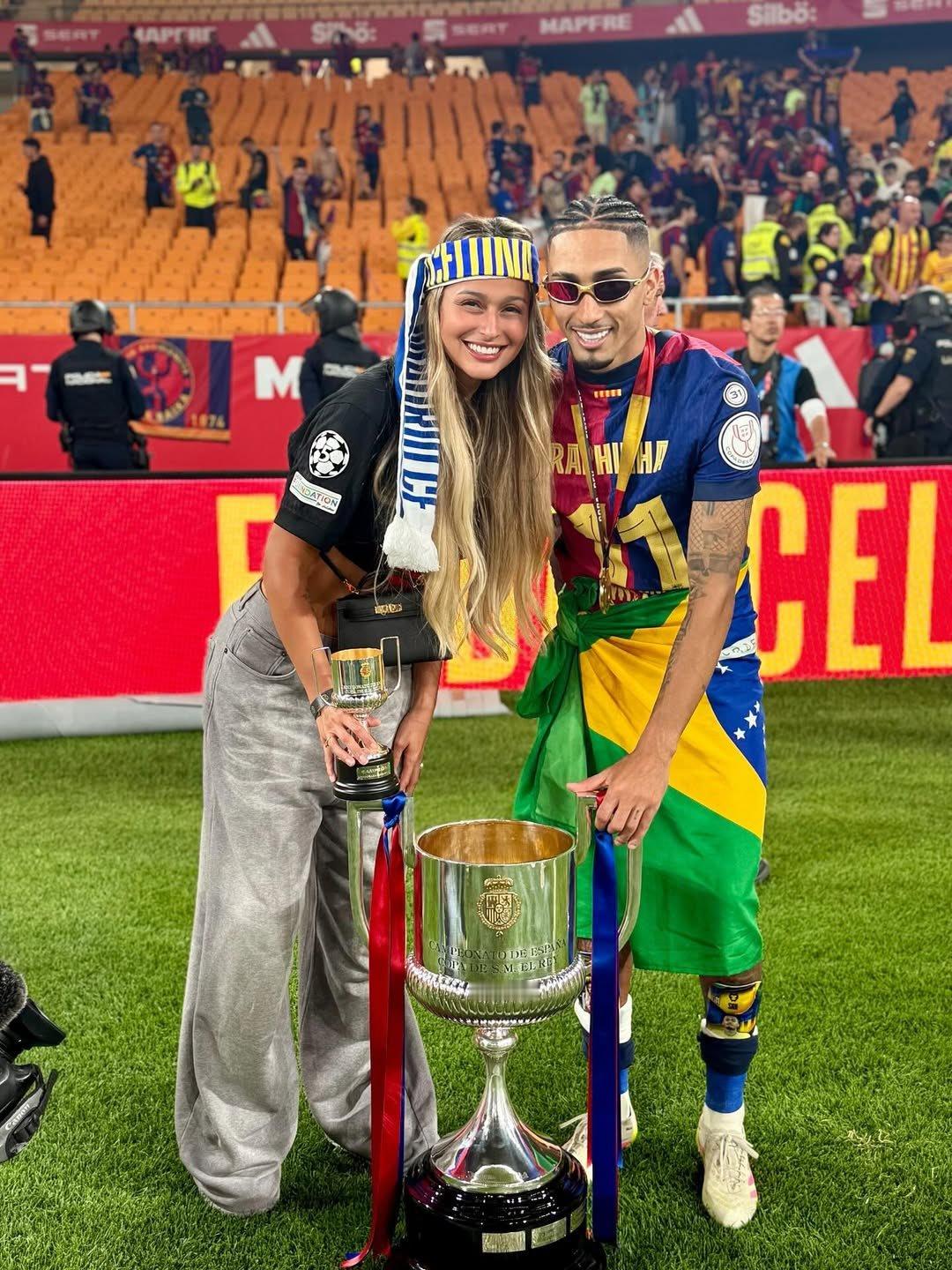 拉菲尼亚的妻子ins更新🆕：昨天我们在欢呼中留下了我们的灵魂……巴塞罗那俱