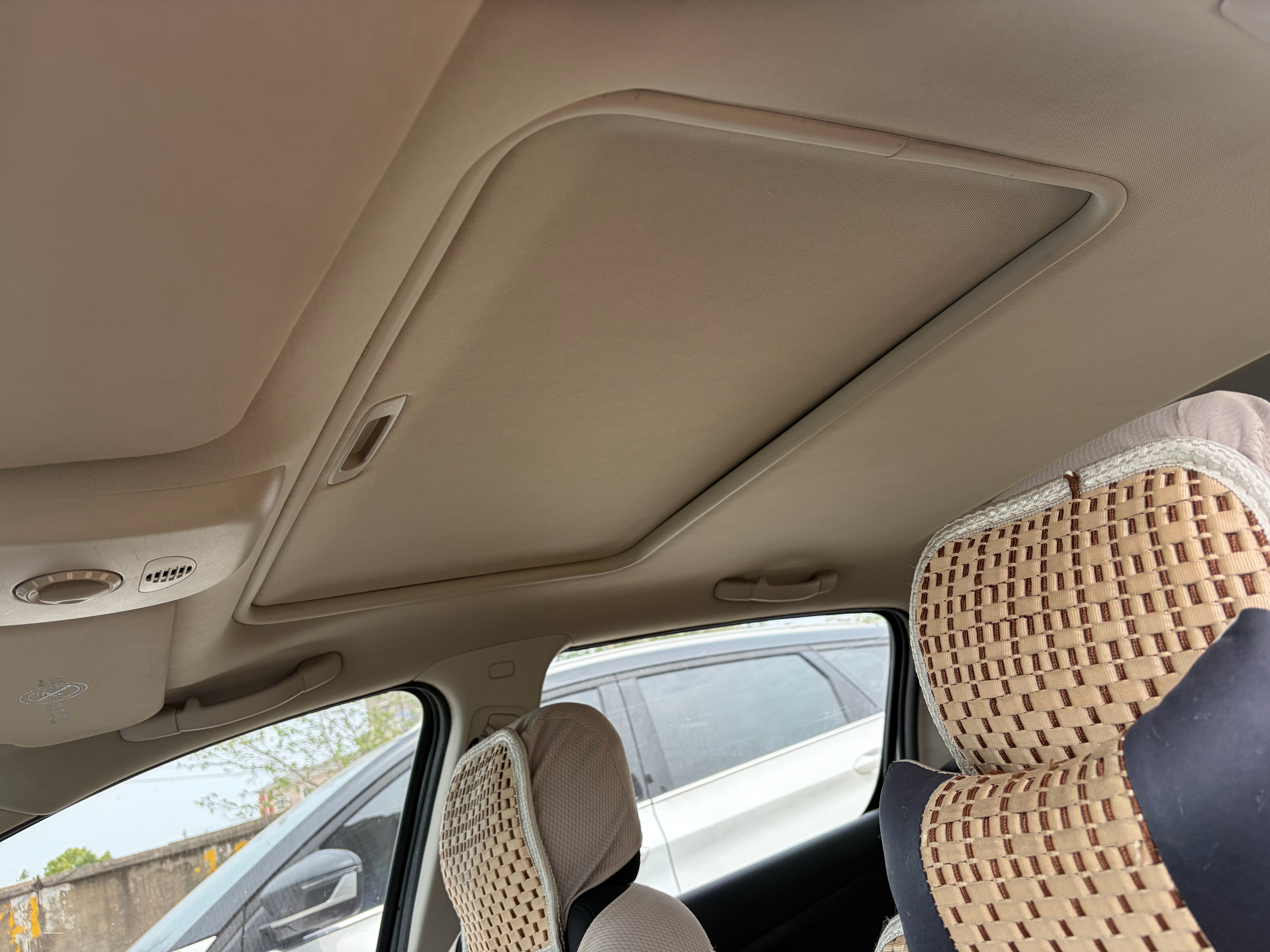 今天去物流园取回来的，外地收的车，14年2月上牌标致3071.6L手动挡，个人