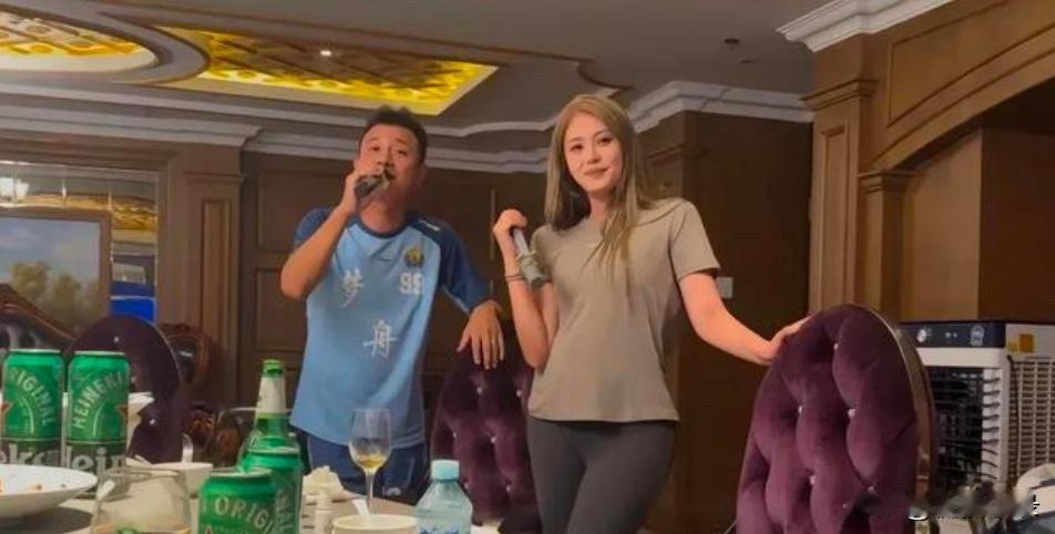 文章与好友聚餐，身边美女抢镜，北京豪宅里面唱K，喝的有点微醺！[呲牙笑][吐舌头眯眼睛笑]