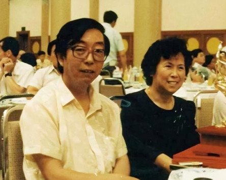 1988年，《敢问路在何方》这首歌拿奖，上台领奖的是闫肃和蒋大为。作曲家许镜清只