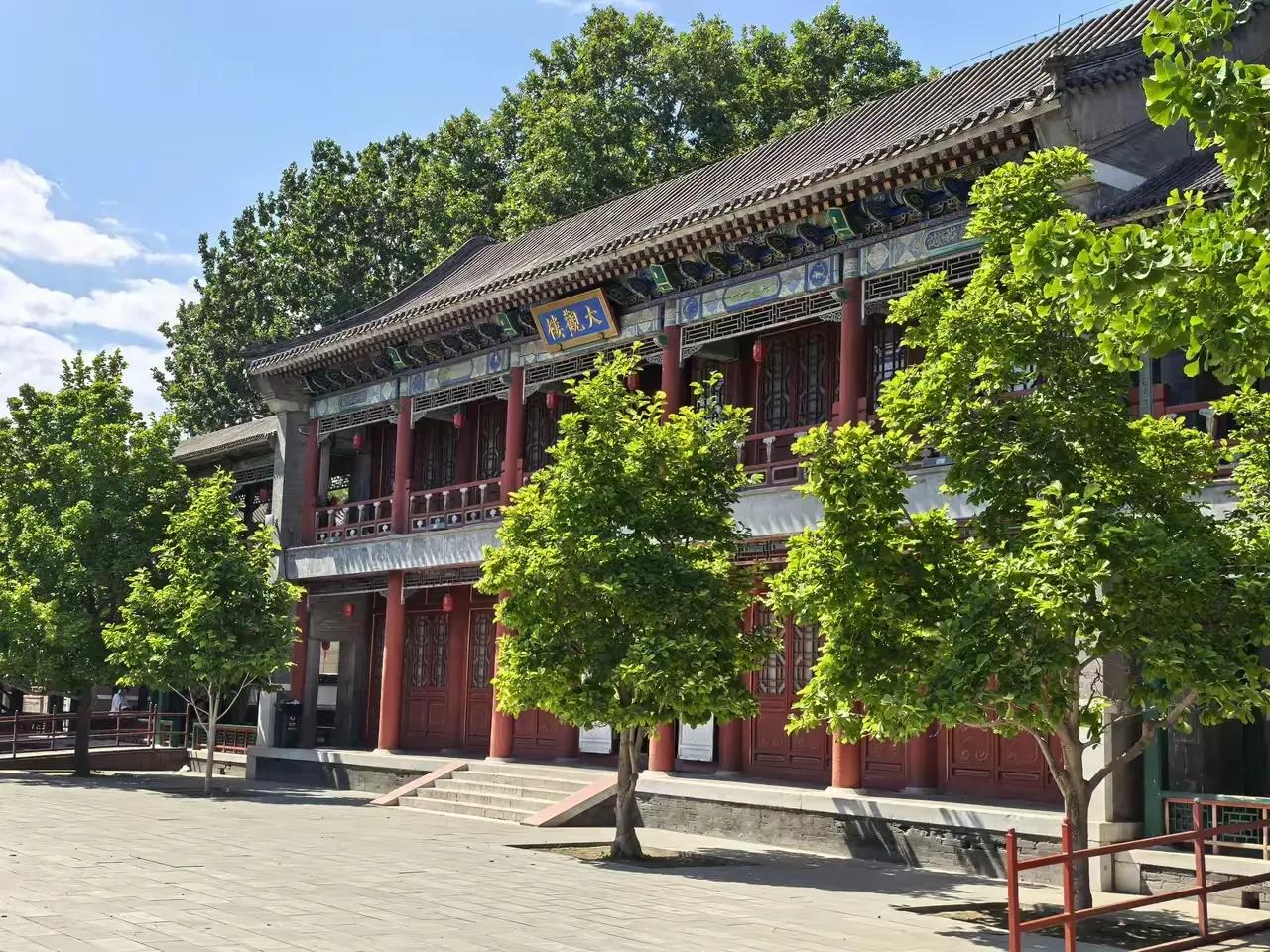 我国的四大名著里，我最喜欢看的是《红楼梦》，因为红楼梦里有女人，而且还都是美貌美