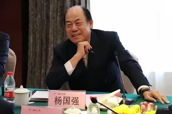 看到许家印现状，为什么碧桂园老板杨国强是一点都不慌呢？碧桂园的项目是恒大的4倍之