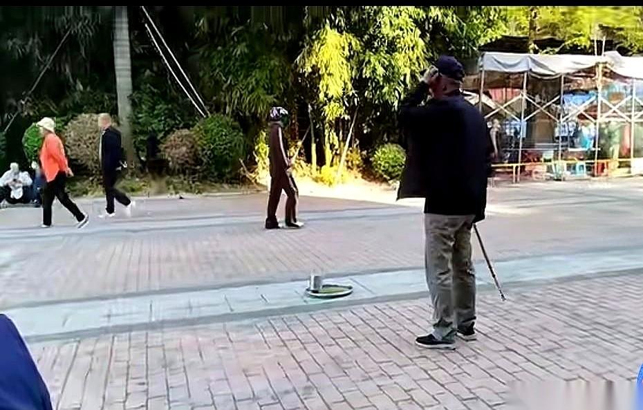 真有一种本事，叫“旁若无人”。而且他们自己还觉得特光荣。我就在西双版纳街头，