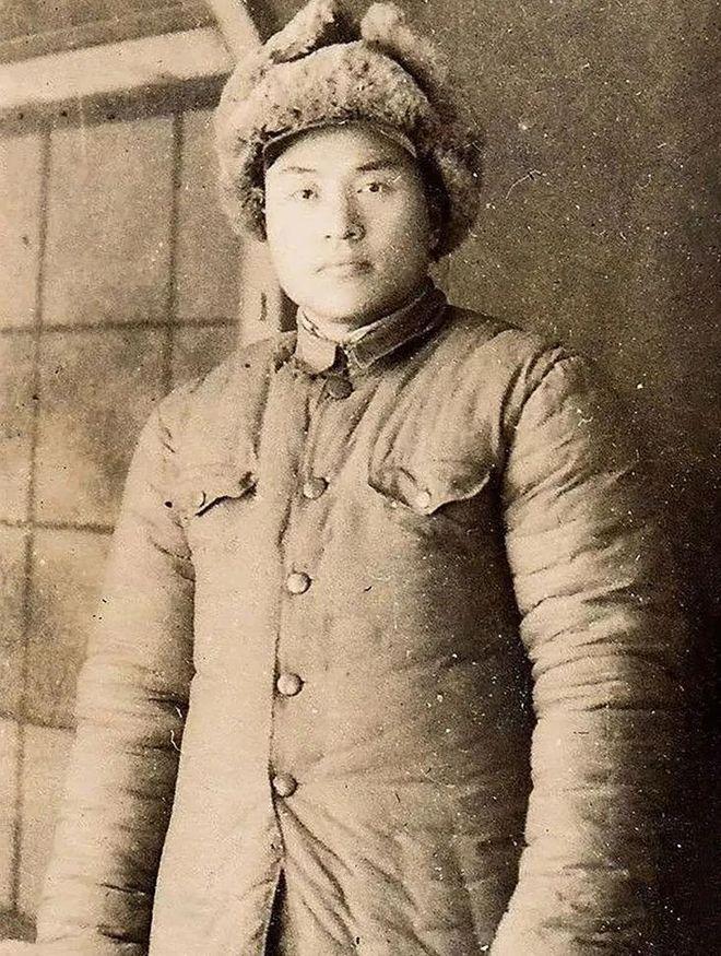 1942年，新四军侦察股长凌少农向鬼子购买布料，谁料被当场看穿，但凌少农居然大方