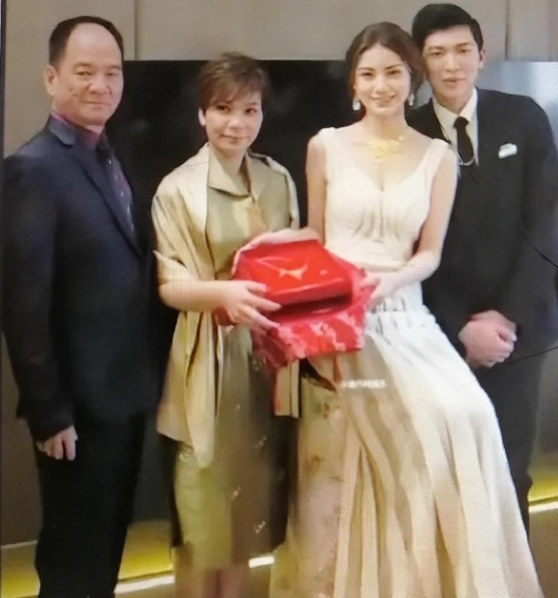 你知道吗？汪小菲现任妻子马晓梅，离婚才1年就再嫁，脸上却连一根皱纹都没多。2