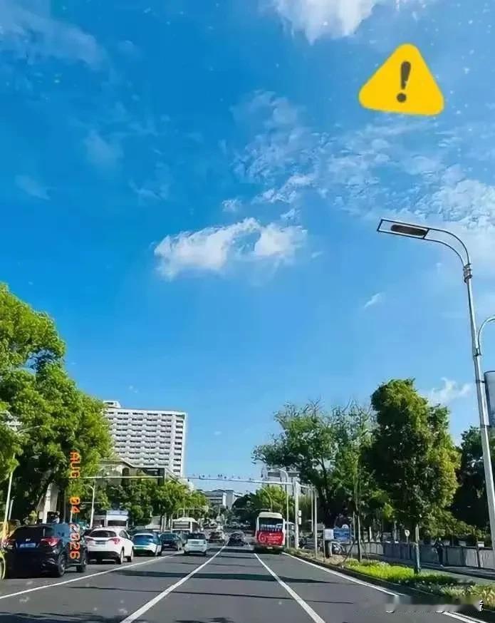 今天就是8月4号了我奉劝各位一句，从中午到下午四点之前，能不出门，就别出门。千