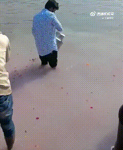 印度又出奇葩事，引发了全球热议！1月21日，一名男子在恒河边进行“牛奶祭祀”