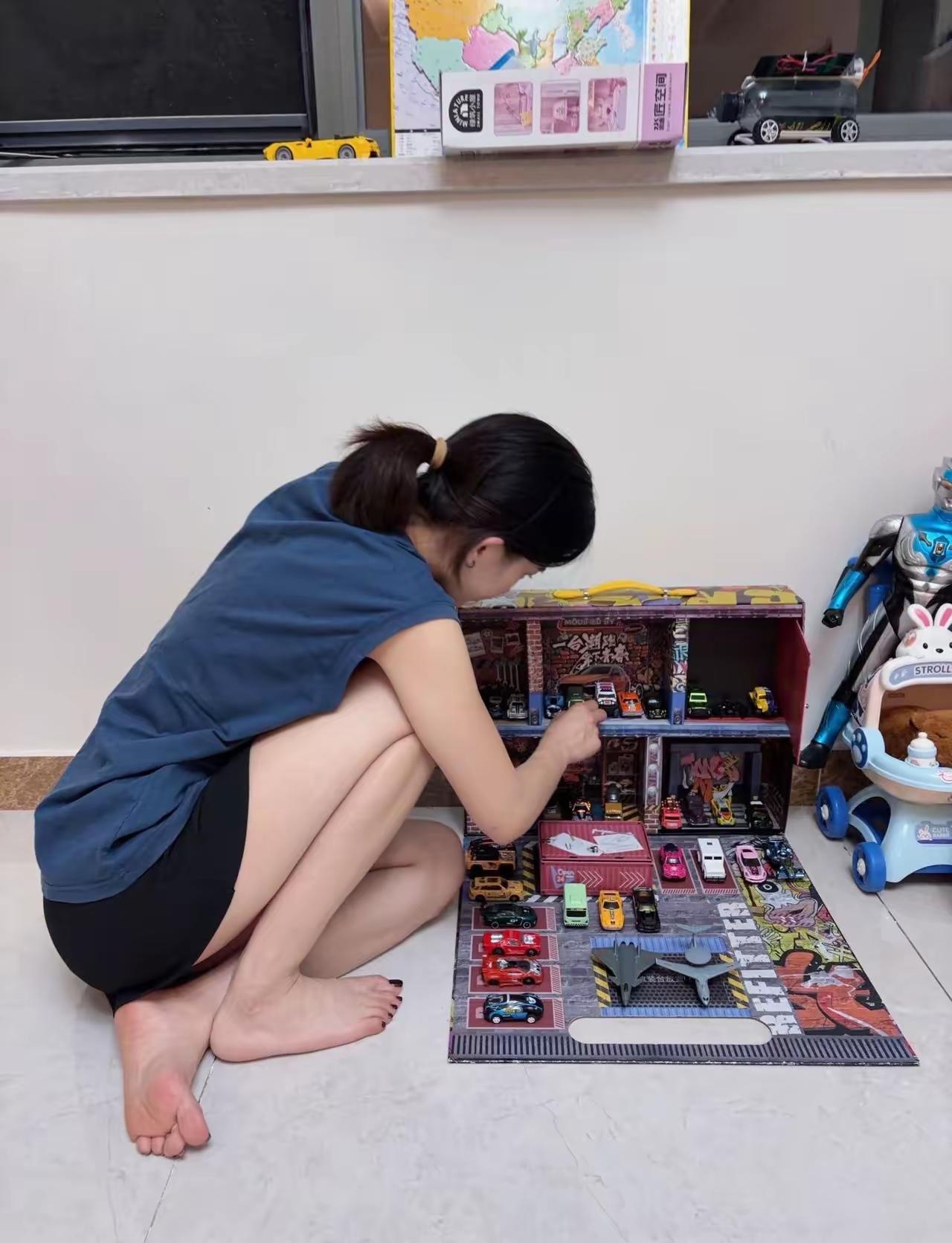小姐姐趴地上玩立体拼图怎么看着这么优雅，看着侧脸真的很漂亮，特别是这小脚丫挺好看