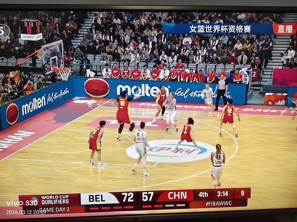 中国女篮15分惨败，郑薇揭的底比输球更扎心发布会现场的空调吹得PPT纸角卷边