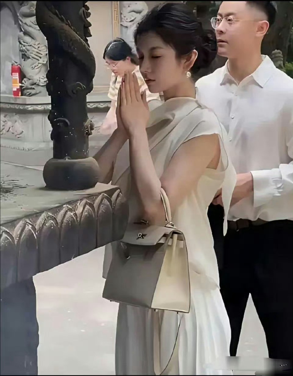 一个包都几十万了。这么有钱，还这么漂亮还能有什么烦恼呢？