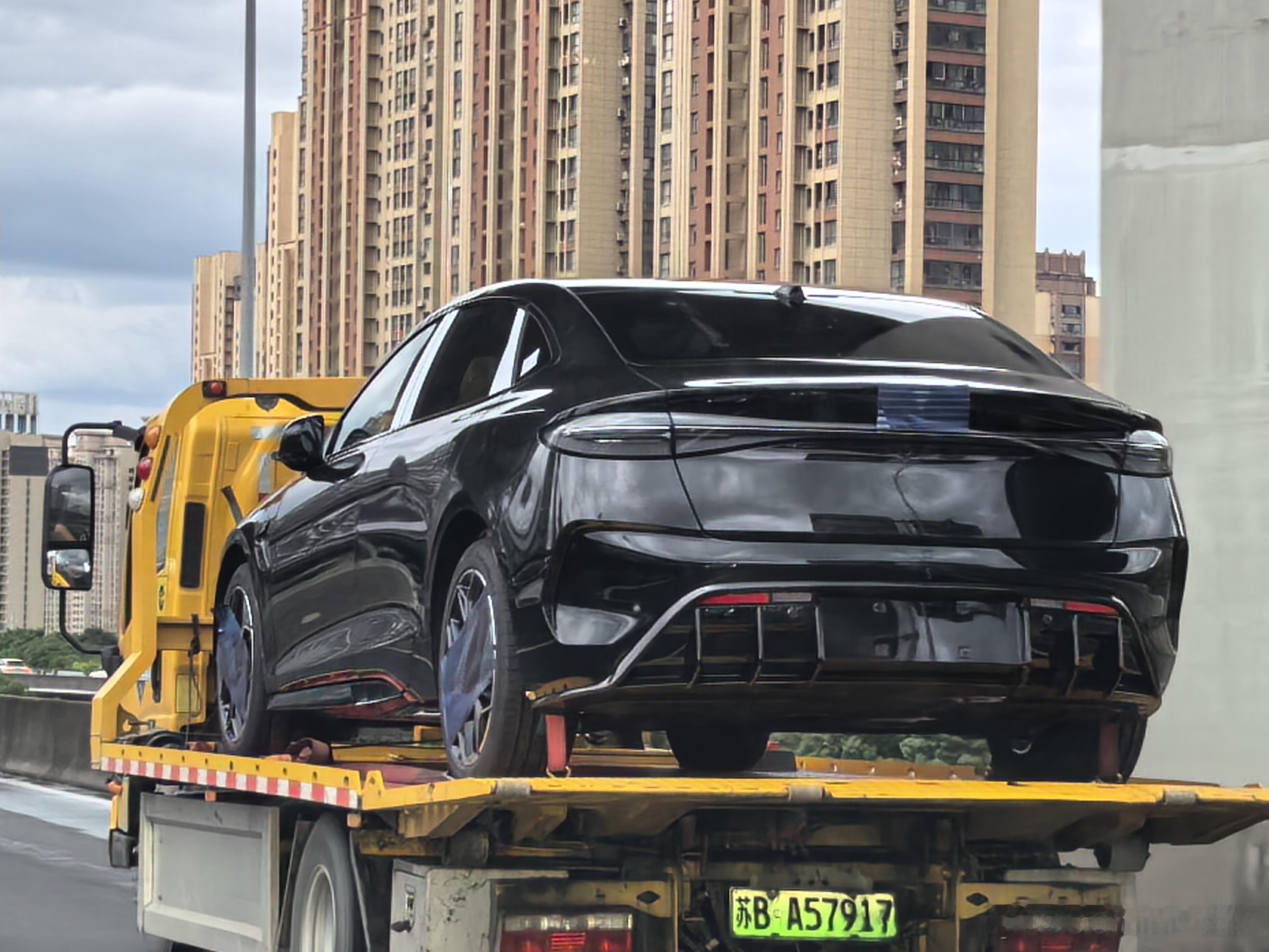 看到一台轮毂带轻伪的海豹EV这套轮毂是之前从来没有出现过的，带红色卡钳，应该是一
