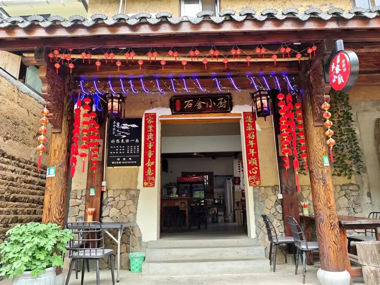 闲暇之余来到浙江杭州市桐庐游玩，桐庐不但风景优美，景色宜人。美食也吸引着众多游客