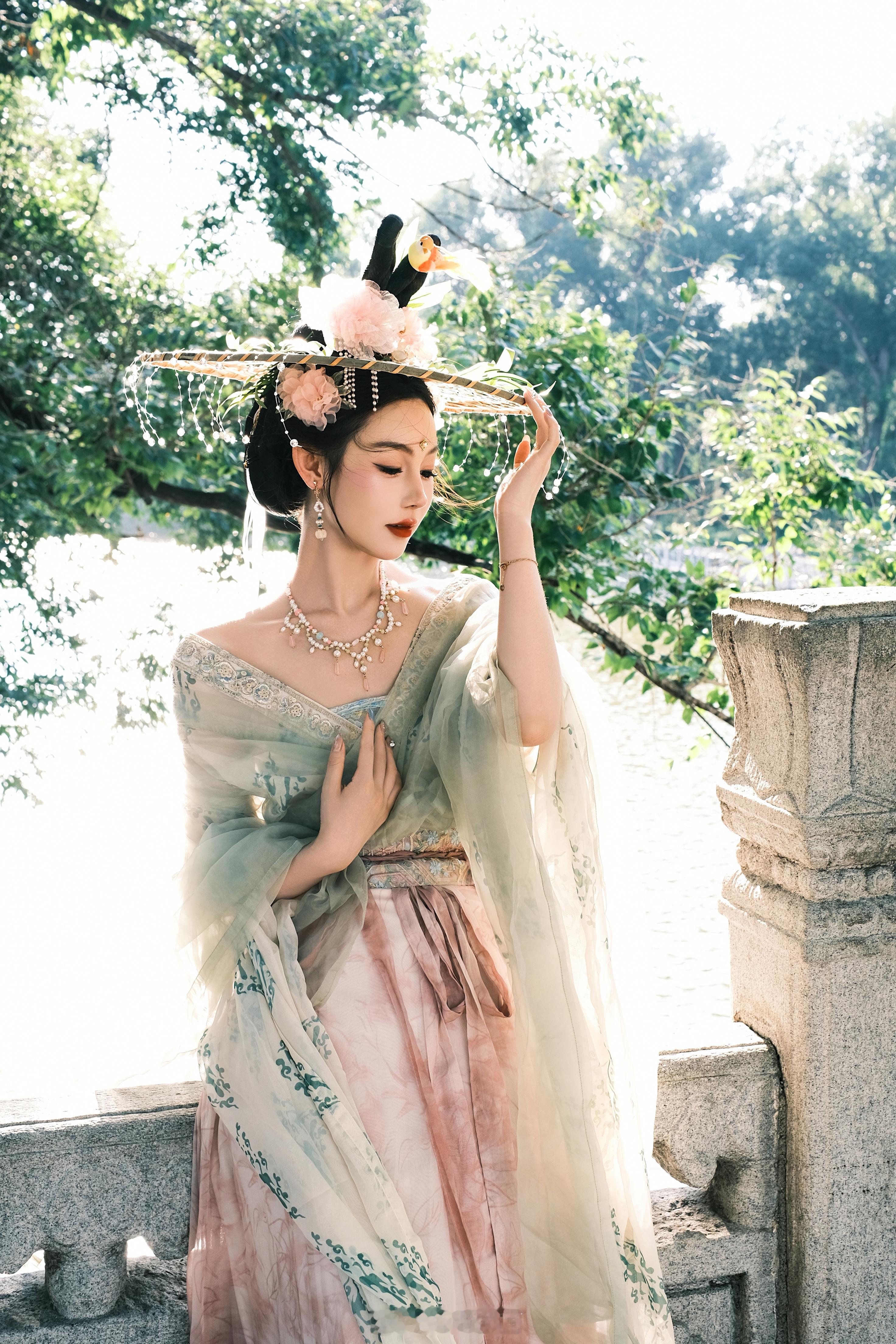“墨已入水渡一池青花。”客片分享🍃唐朝穿越来的！摄影：沈阳约拍古风写真汉服写