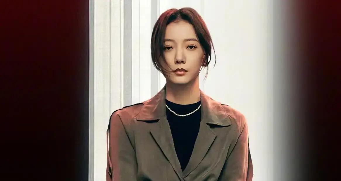 最近上线这部女性悬疑剧《暗恋者的救赎》，王珞丹演的俞笑原本是个事业有成的独立女性