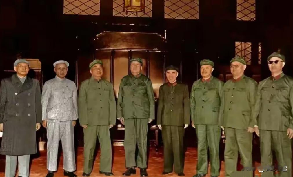 毛主席个子确实高，看着他的衣服有点小，这是与五大元帅的合影！有一张老照片，