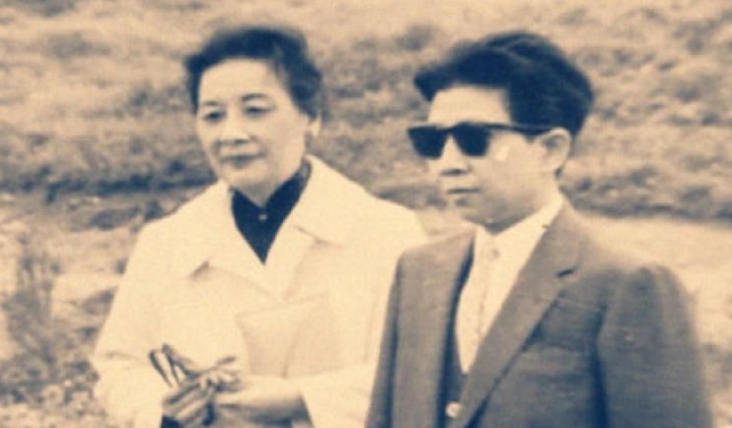 1941年，陈济棠夫妇被孔令伟逼下飞机。夕阳西下，香港启德机场，一架即将