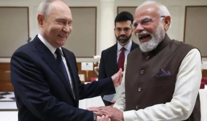 普京遭印度记者逼问“中印开战支持谁”，五字回应全场寂静