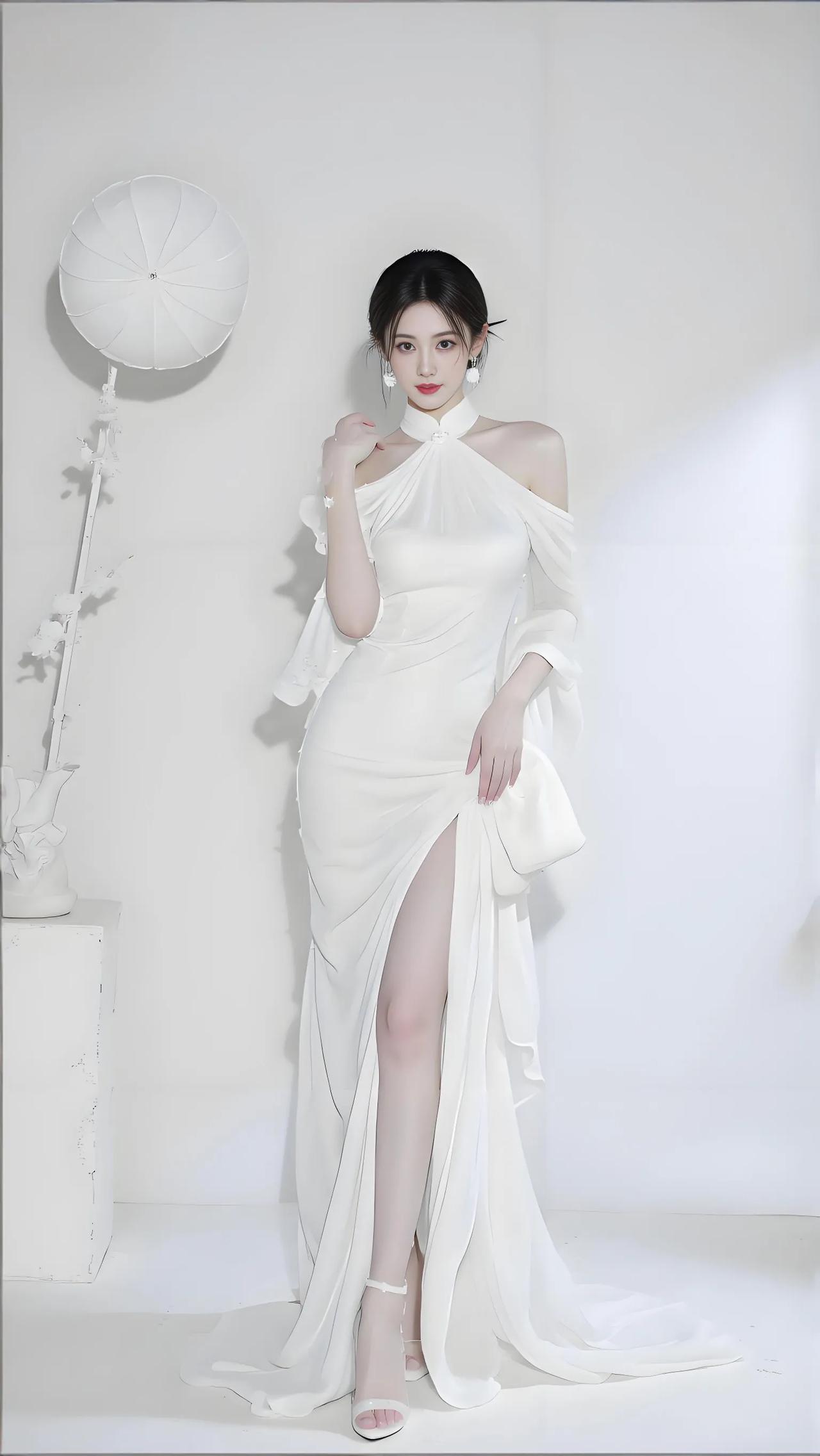 水墨晕开影自幽，露肩凝雪倚枝柔。裙裾轻曳生兰蕙，国韵风华入画流。兰亭灯映玉