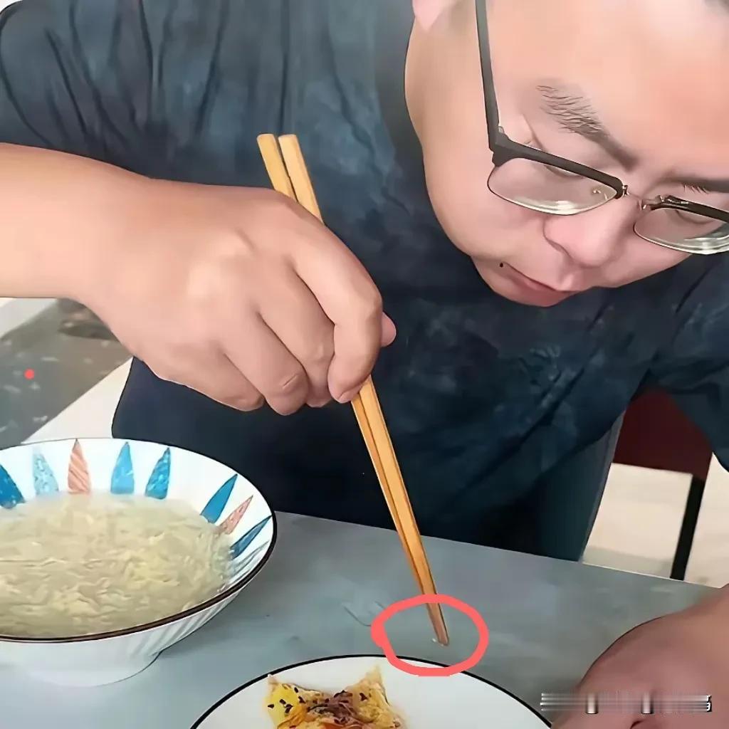 网上看到两张关于郭威的照片。其中一张，这吃相可有点“豪放”啊，衣服上被吃的东