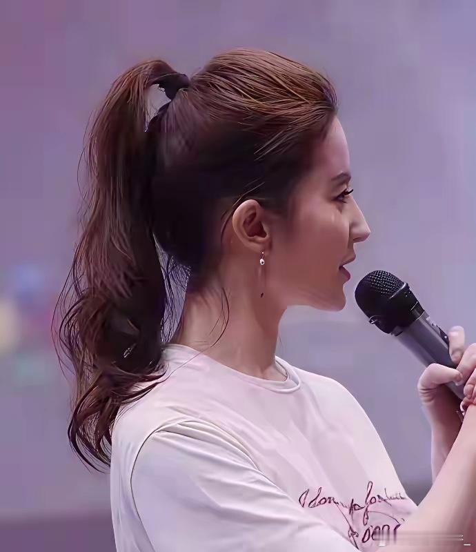 刘亦菲是怎么做到后面一点点头发，颅顶那么多头发的​​​