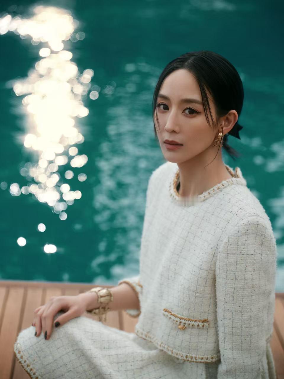 在意大利的科莫湖畔，张钧甯看香奈儿大秀的一组图吸引了我，在湖光和山水之间，美得丝