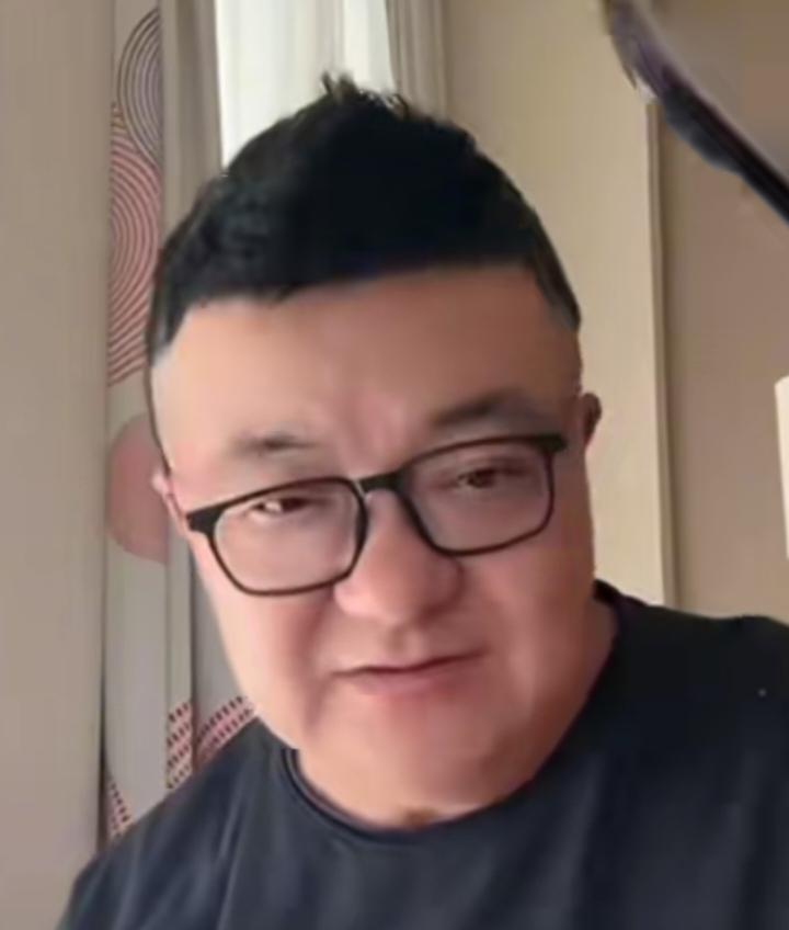 🐰董路直播袒露心声解释奖杯没有拿回来的真正原因董路说，奖杯确实没法拿