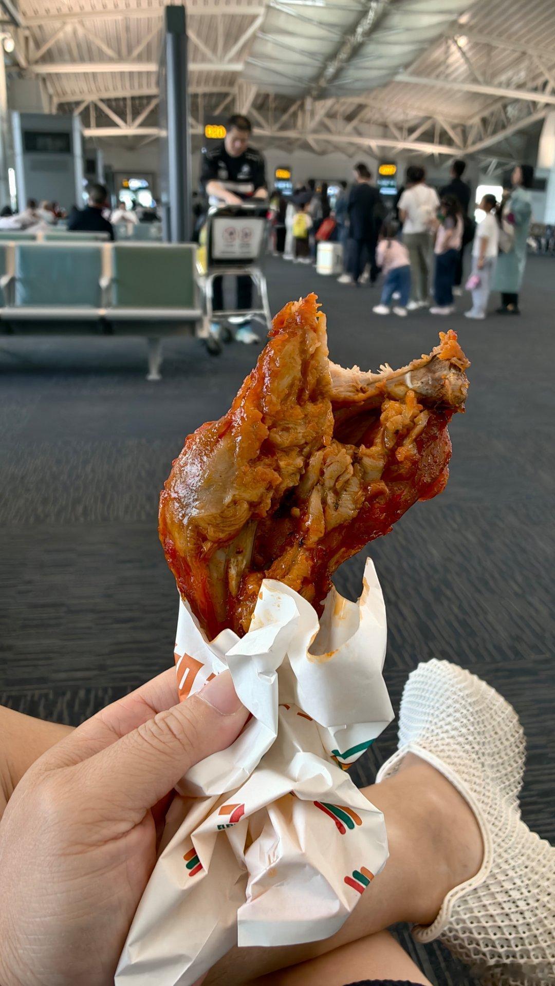 蓝战非在五星酒店被绑架现场其实特别像一场德州扑克，两个持刀的黑哥是公牌，绑匪中国