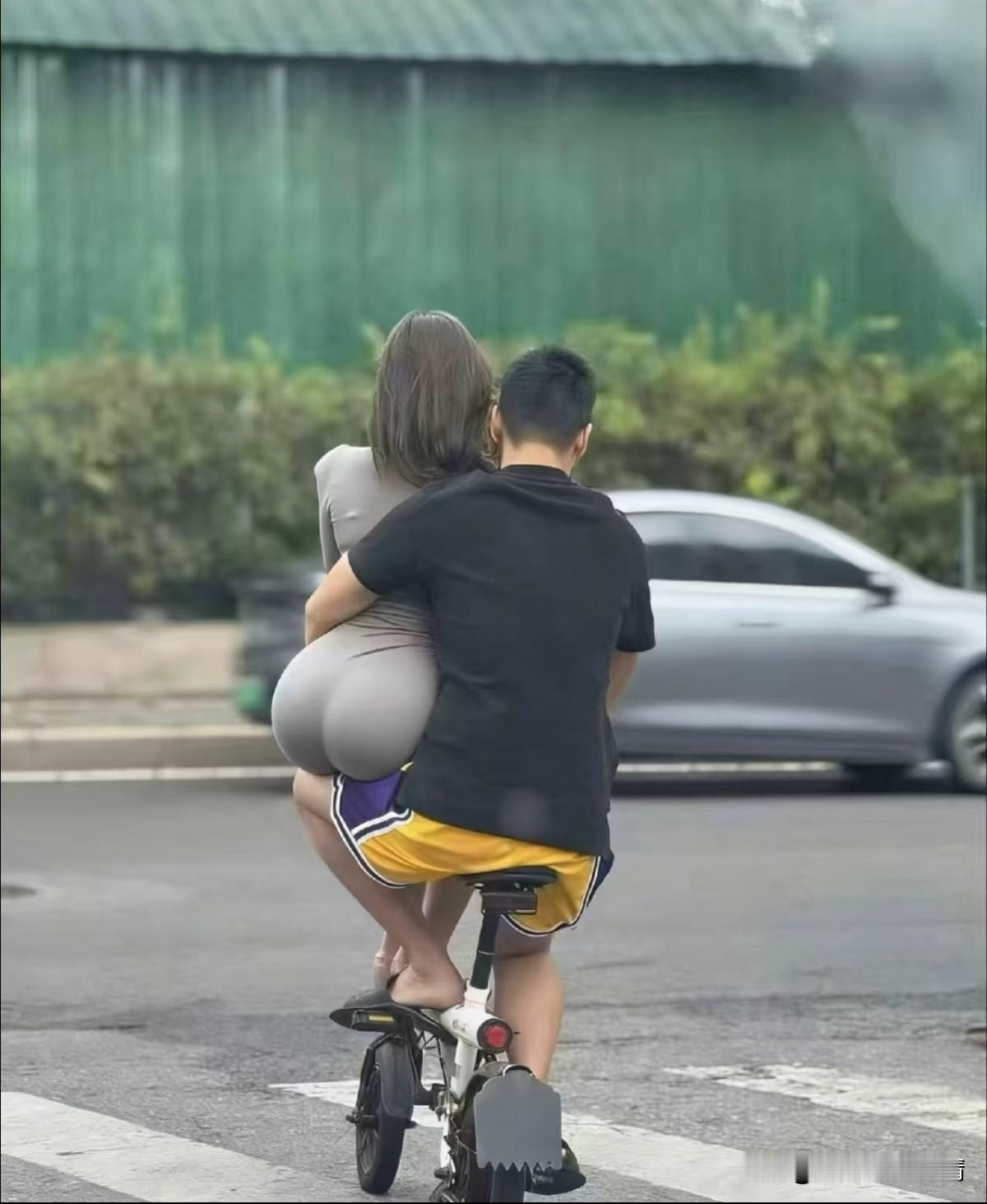 其实想天天开心特简单，别跟自己较劲就行！早上别盯着手机刷负面新闻，出门瞅两