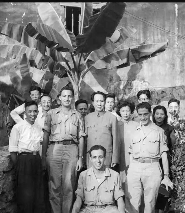 1945年9月16日，在红岩八路军驻重庆办事处，毛主席以及办事处的钱之光、乔冠华