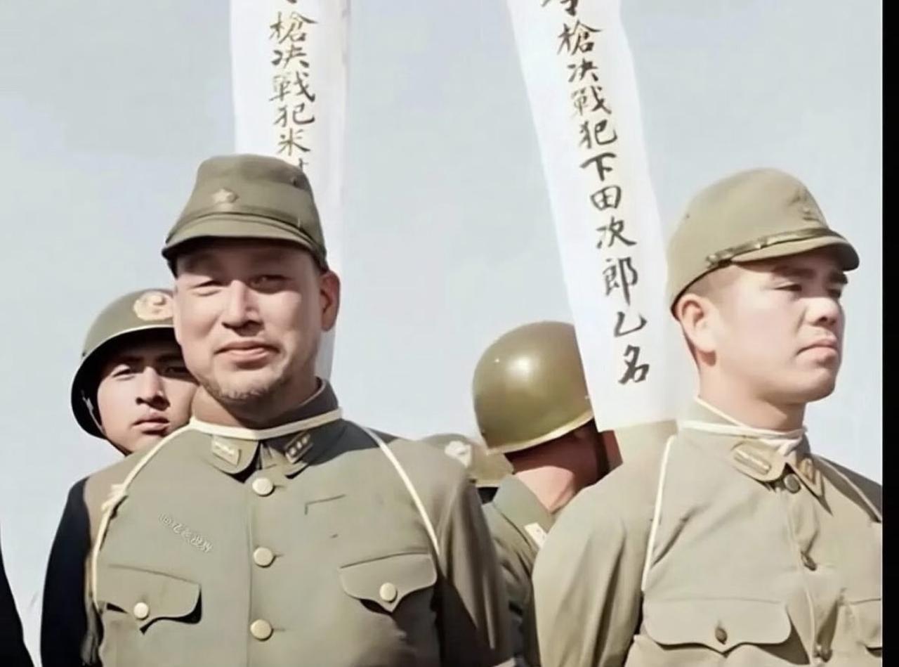 1947年上海处决日本战犯前的游街现场，都要挨枪子了，左边的战犯居然还面露狞笑？