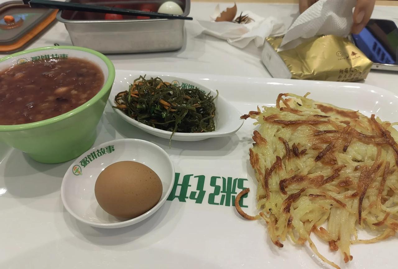 青岛还真是与众不同，村里竟然有全国连锁得粥饼屋，食材新鲜美味，卫生一级的棒，价格