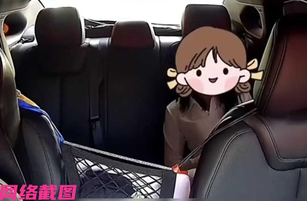 某位网约车司机心有感叹，自己遇到位女乘客一上车，就开始吐槽自己车内的装饰物，说她