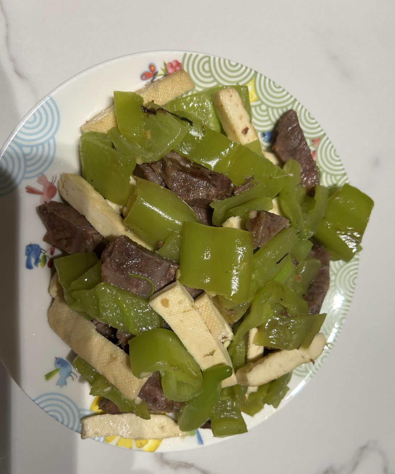 中午家里人都出去玩了，自己给自己炒个菜。过期的酱牛肉+三根辣椒+豆干，买张饼，美
