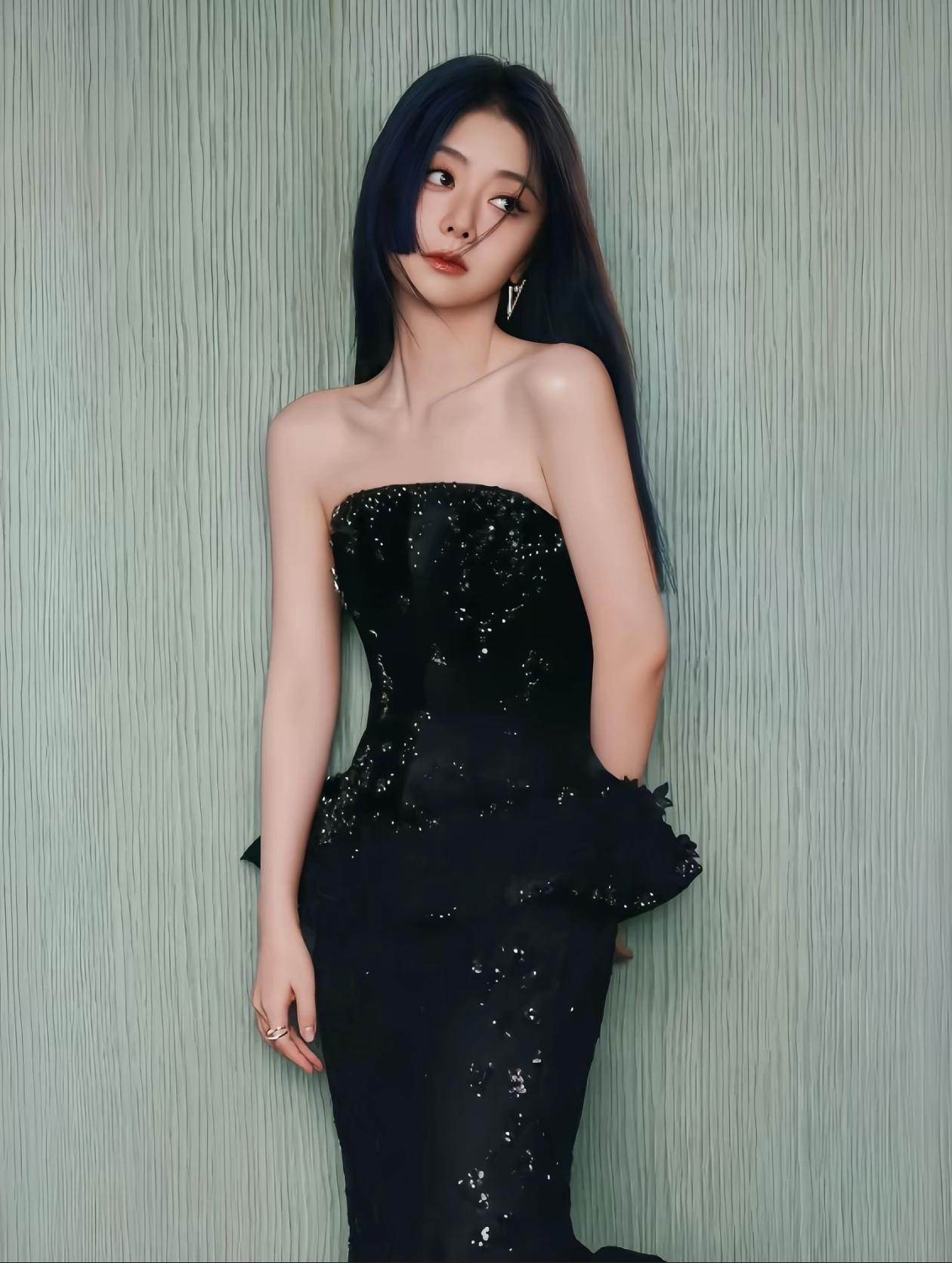 老天奶…真没人觉得谭松韵这姐恐怖吗都35岁了，她的脸真的好小，好幼，脸还是肉嘟