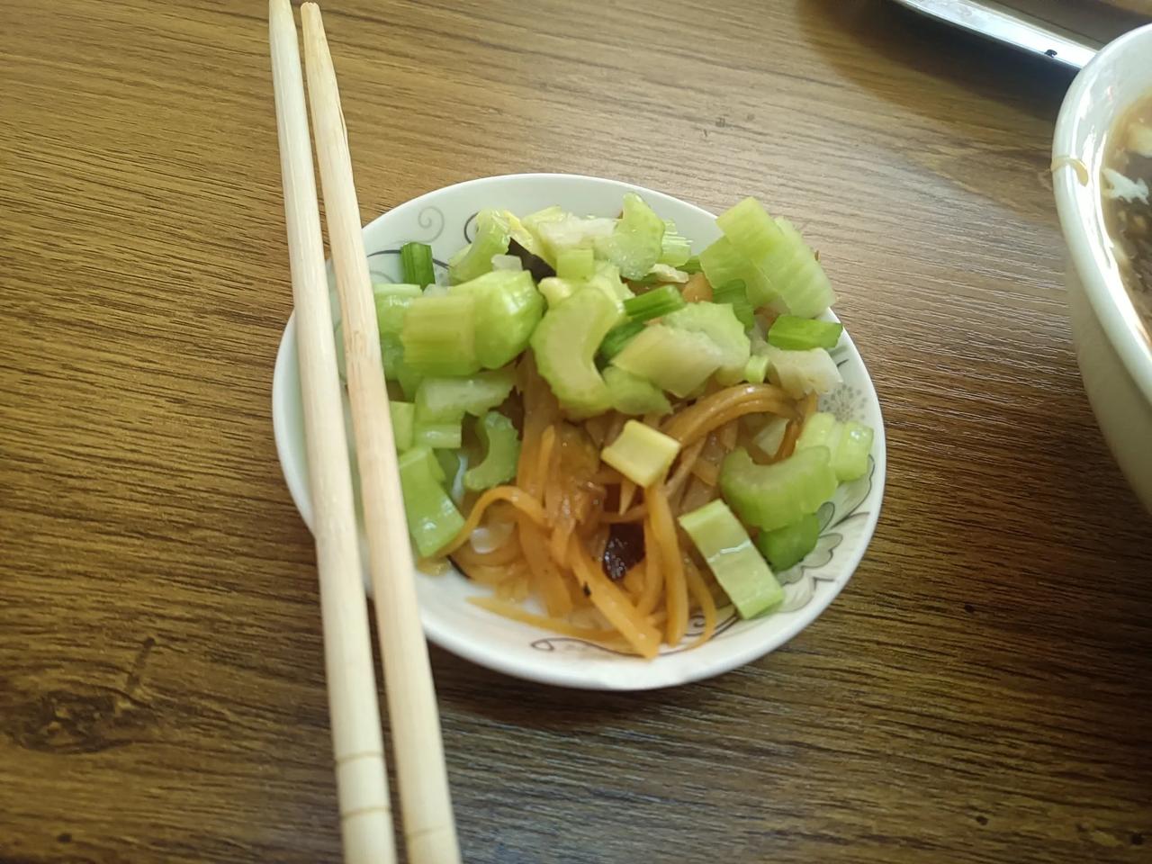 今日早餐。许多日子没有吃油条了，有点想念。大街小巷转了一大圈，最后终于在一条