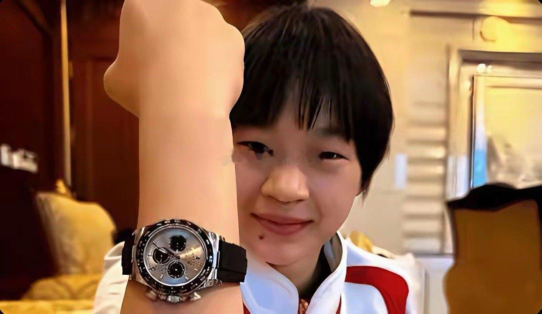 全红婵年薪可不一般。全红婵是国际级运动健将。每个月基本工资就1500块，加上训练