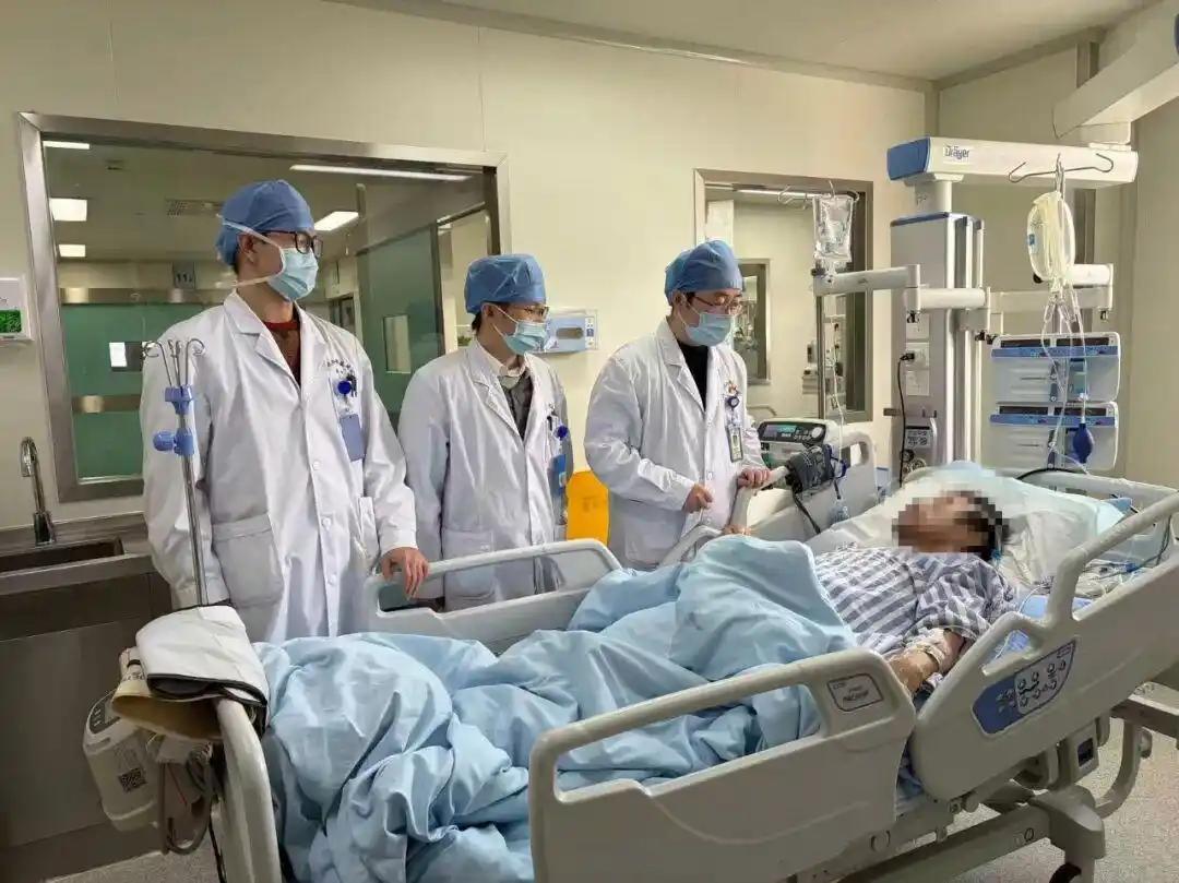 浙江宁波，一名60岁的爷爷在家里哄孩子玩，期间孙子在他的肚子上蹦跳了两下，他也没