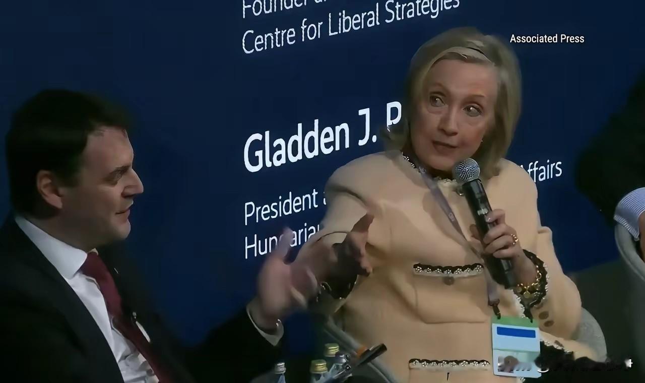 龙游浅水遭虾戏，虎落平阳被犬欺。落毛的凤凰不如鸡，这句话套用在希拉里的身上，真的