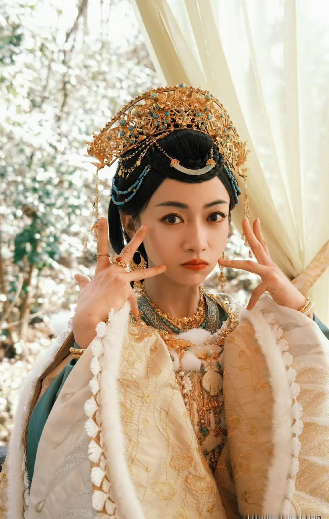 幸好《兰香如故》没让丁禹兮搭吴谨言，不然这戏就废了！《兰香如故》刚在央视八套开播，但很多人不知道，这
