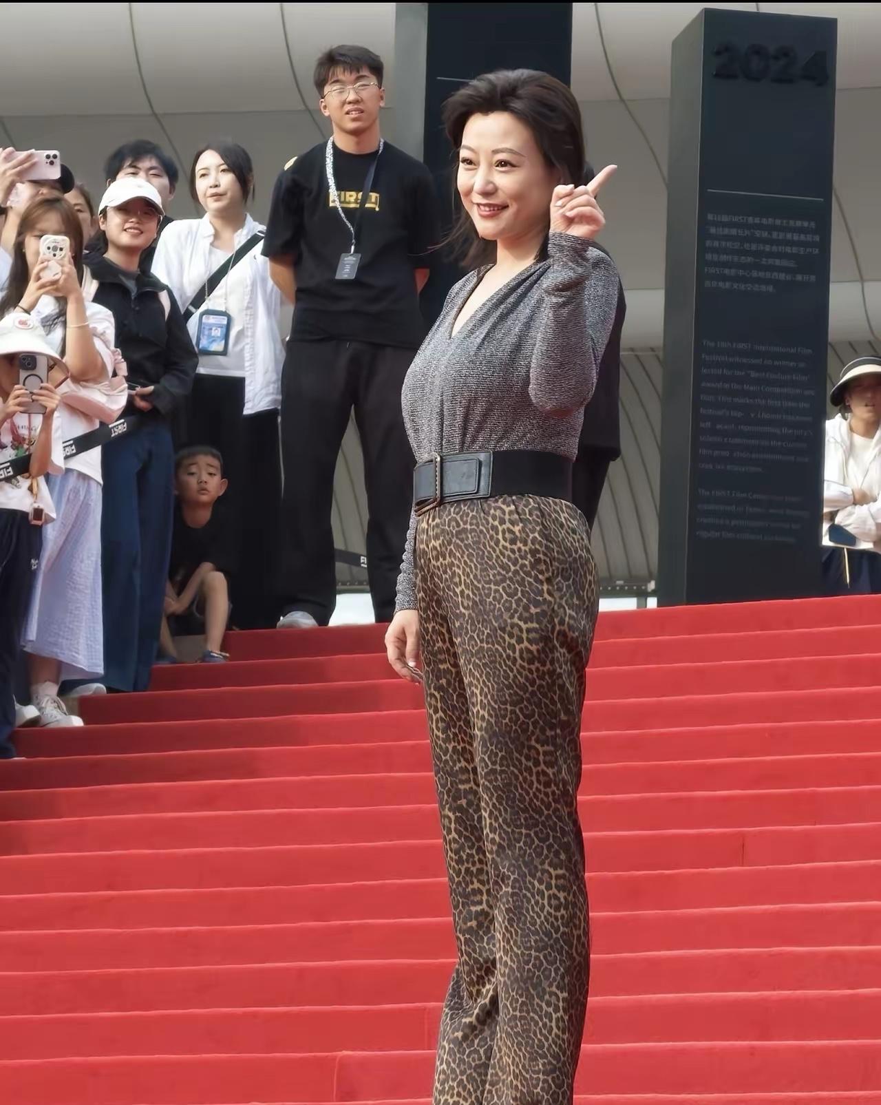 47岁的郝蕾脸部有点发腮了，她跟蒋欣都是微胖的身材，但她气质不减当年，风韵犹存啊
