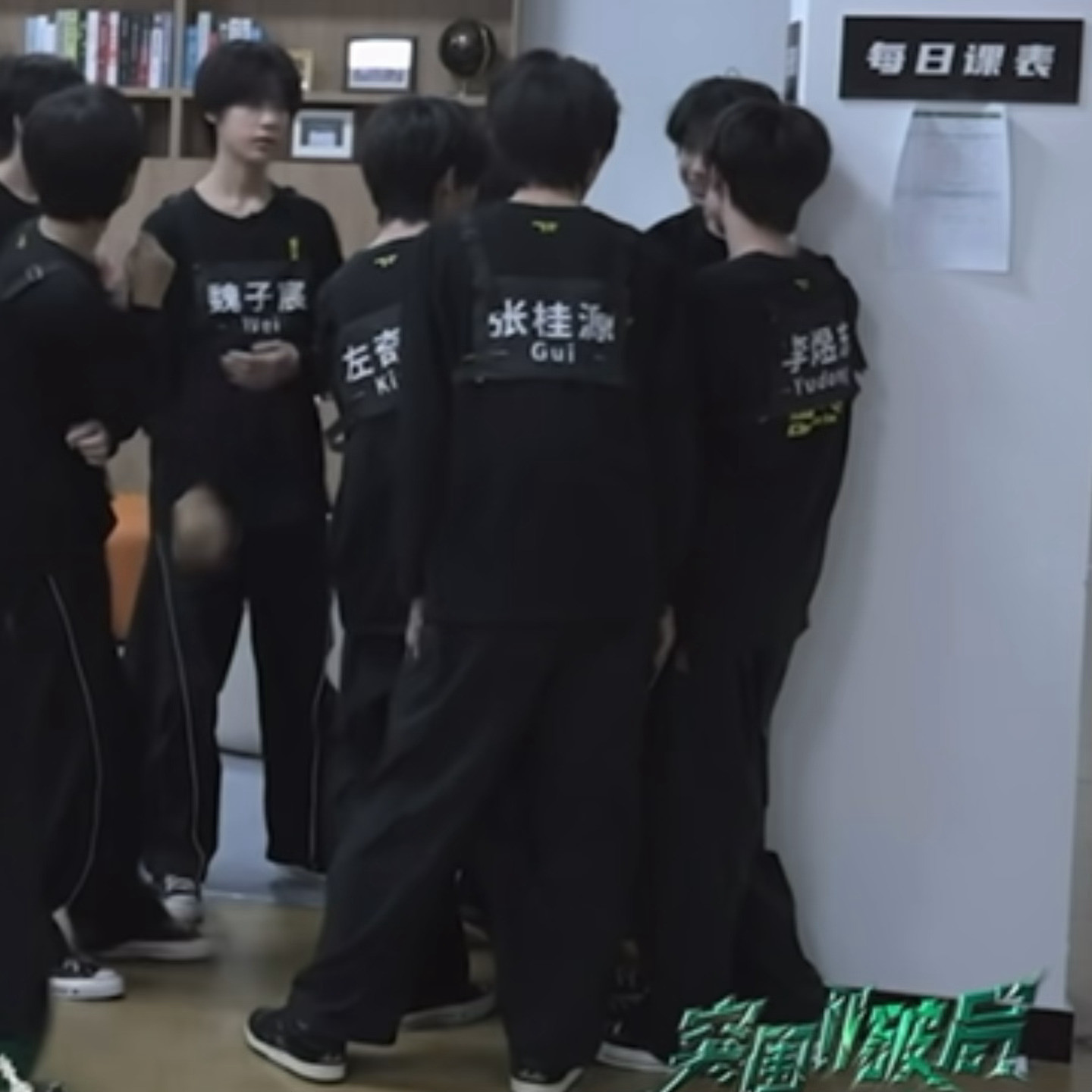 看到这个小背影心里就有点难受宝宝你也很想知道为什么吧