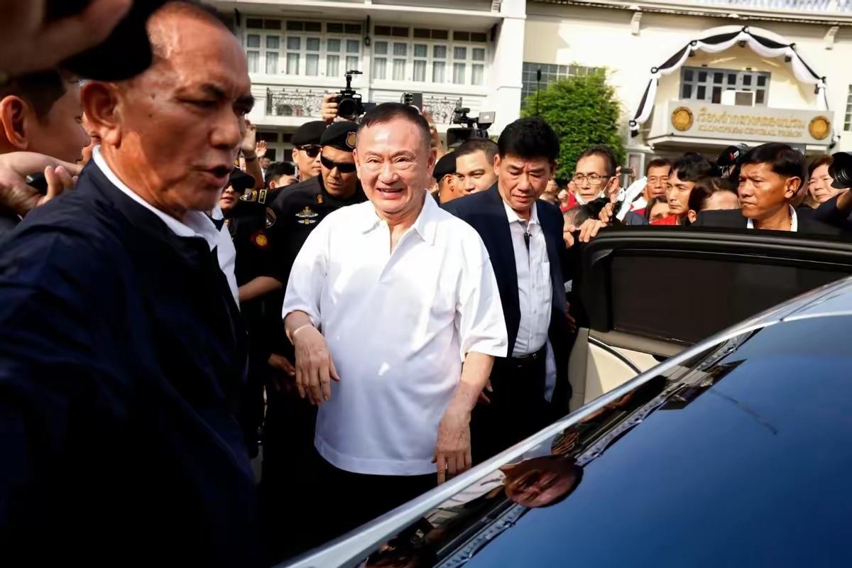 泰国的他信出狱都快10天了，怎么这么安静？他怎么没有去找他老兄弟洪森亲王的麻烦？