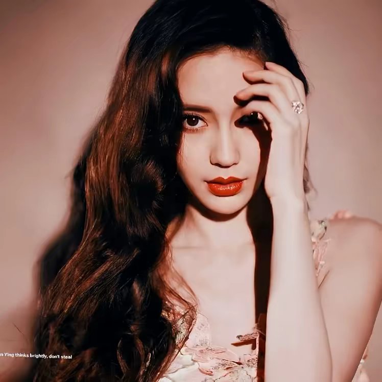 angelababyangelababy“我沿着星河捡着你遗落在月亮旁的浪漫